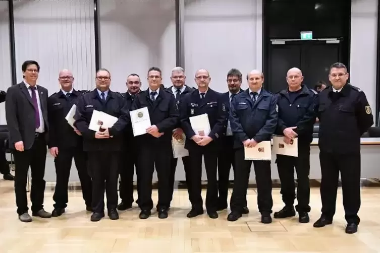Von links: Die geehrten Feuerwehrleute mit OB Marold Wosnitza, Matthias Freyler, Stefan Eckerle, Marco Hunsicker, Jürgen Lugenbi