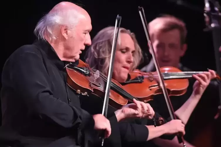 Sieht aus wie ein Violinen-Konzert, ist aber Herman van Veen mit Begleitung im Rosengarten.