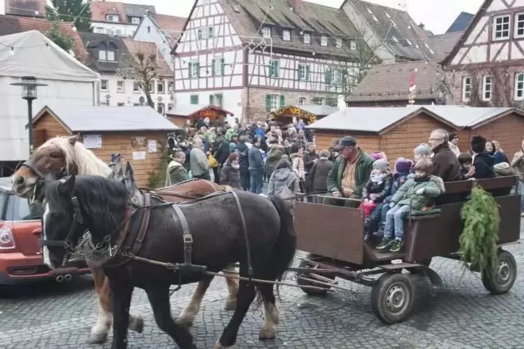 Jedes Jahr können die Kinder in Otterberg beim Weihnachtsmarkt Kutsche fahren.