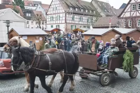 Jedes Jahr können die Kinder in Otterberg beim Weihnachtsmarkt Kutsche fahren.