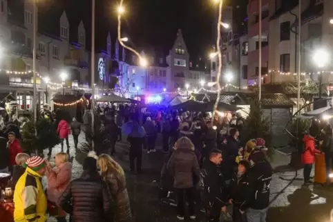 Gut besucht: der Weihnachtsmarkt auf dem Kurpfalzplatz.