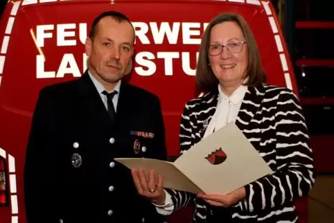 Wolfgang Mohr erhielt von der Ersten Kreisbeigeordneten Gudrun Heß-Schmidt das Goldene Feuerwehr-Ehrenzeichen mit Urkunde des La