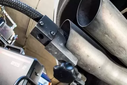 Abgasuntersuchung in einer Werkstatt bei einem VW Golf 2.0 TDI.
