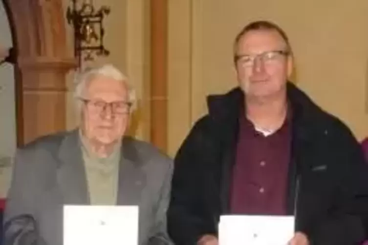 Geehrt: Josef Hemmer (links) für 70, Dirk Brauer für 40 Jahre.