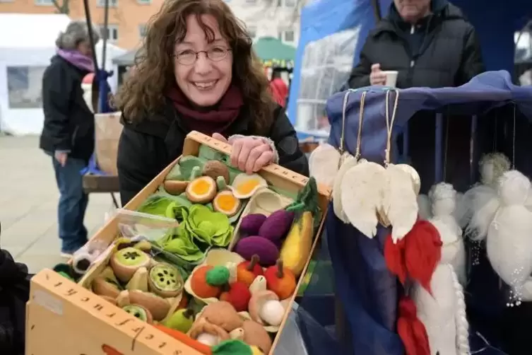 Weihnachts- wie Wochenmarkt: Susanne Brenzinger mit ihrer Gem&uuml;sekiste aus Filz.