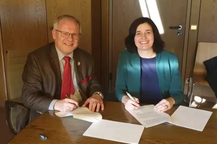 Landrat Hans-Ulrich Ihlenfeld und Inexio-Abteilungsleiterin Anja Genetsch bei der Vertragsunterzeichnung.