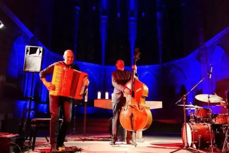 Das Frankfurter Trio „Engelrausch“ in der Stiftskirche mit seinem Musikprojekt „Winterjazz“, im Bild: Martin Wagner (Akkordeon),