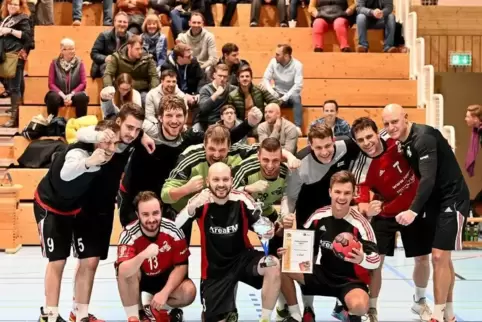 Die TVT-Handballer jubeln mit Pokal und Urkunde: (stehend von links) Dirk Buchheit, Philipp Kölsch, Maximilian Huber, die Torhüt