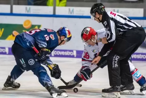  Jason Jaffray (links) von Red Bull München und Ben Smith von Adler Mannheim kreuzen die Schläger beim Bully.