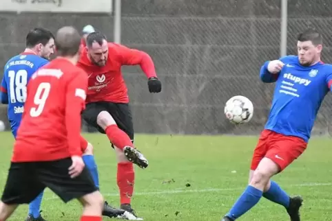 Das 2:0 ist unterwegs: Jonas Schmidt (Dritter von links) zieht ab und trifft für den SV Martinshöhe.