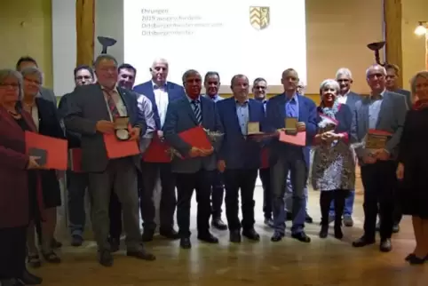 Langjährigen Ortsbürgermeistern überreichte Landrätin Susanne Ganster (ganz rechts) zum Abschied die Ehrenplakette.