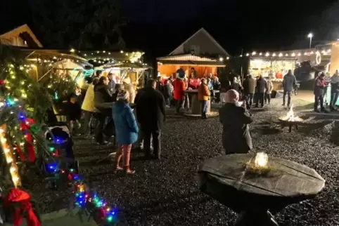 Idyllisch illuminiert war der Adventsmarkt in Reichenbach-Steegen wieder. Und er bot reichlich Auswahl für jeden Geschmack, ob k