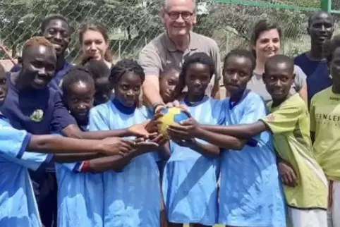 Andreas Petry mit „seinen“Handball-Kids in Kenia.