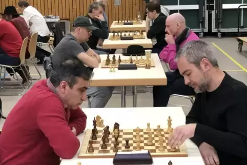 Die entscheidende Partie: vorne Fide-Meister Mohammad Samir (links) gegen Großmeister Yuri Solodovnichenko, dahinter Meisterkand
