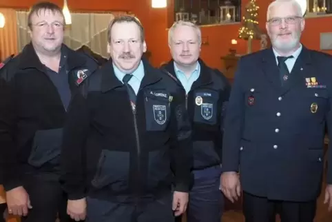 Michael Maurer ist seit 25 Jahren bei der Feuerwehr, Arthur Lorenz seit 40 Jahren, Holger Hell seit 35 Jahren und Thomas Wilhelm