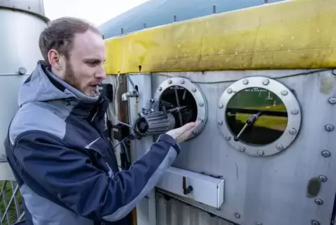 Der Teamleiter der Biogasanlage in Ramstein-Miesenbach, Florian Dahl, zeigt, an welchen Stellen Gas ausgetreten ist und erklärt,