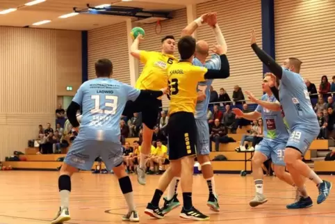Nico Wittek (am Ball) erzielte 13/3 Tore, Kandel ist Tabellenführer.