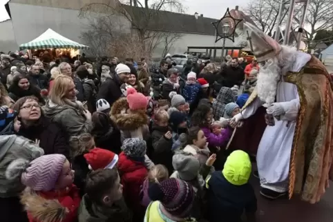 Der Nikolaus hatte für die Kinder in Eppstein Geschenke mitgebracht.