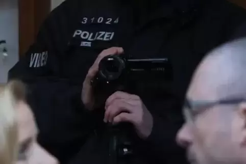 Samstag, Stiftsplatz, nach der Demo „Die Stiftskirche stiftet Zusammenhalt“ : Die Polizei filmt. 