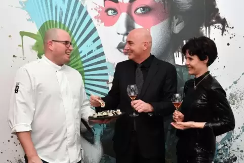 Meister der Sushi-Kunst: Piotr Suszek (links), hier mit den Restaurant-Betreibern Jana Seeger und Peter Hüftlein-Seeger.