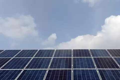 Die Energieagentur und die Verbraucherzentrale beraten Privatpersonen, die sich für eine Photovoltaikanlage in Verbindung mit ei
