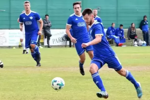 Spielt beim FKP sowohl im Regionalliga- als auch im Verbandsligateam: Jonas Jung (am Ball).