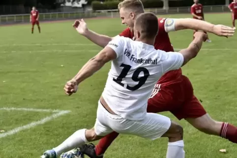 Das Hinspiel war mit 4:0 eine klare Sache für Nils Becker (rotes Trikot) und den SC Bobenheim-Roxheim. Anfang März hat der VfR F