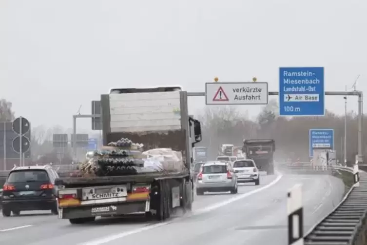 Schon seit 2017 verengt: Um die Br&uuml;cken, die an den R&auml;ndern Defizite aufweisen, zu entlasten, wird der Schwerlastverkehr in die 