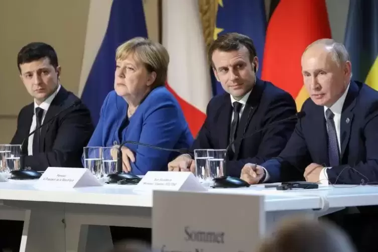 Zu später Stunde unterrichteten (von rechts) Russlands Präsident Wladimir Putin, Frankreichs Präsident Emmanuel Macron, Bundeska