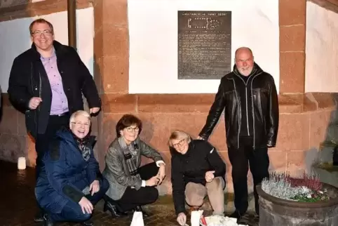 Eine Muschel auf dem Wachenheimer Kirchplatz erinnert an den Sternenweg der Jakobspilger.