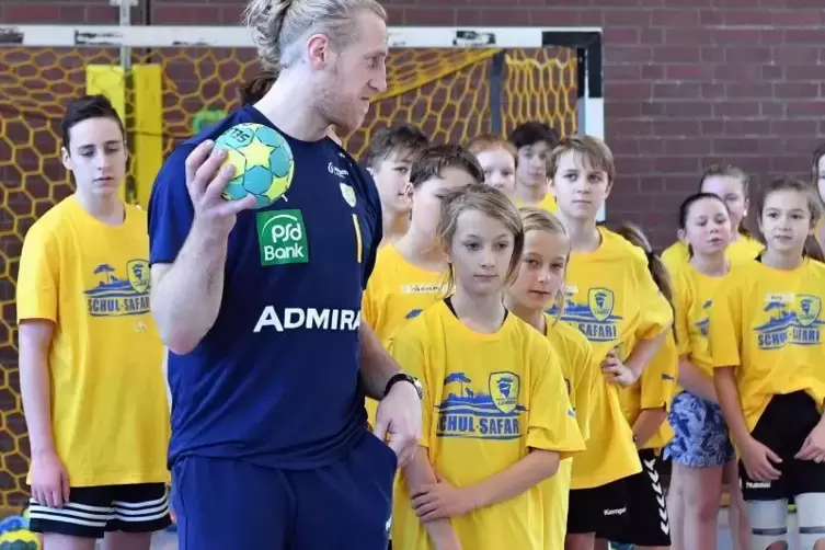 Handball-Training: Löwen-Spieler Mikael Appelgren erklärt den Leibniz-Schülern die Übungen.
