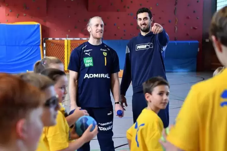 Schul-Safari: Die Rhein-Neckar-L&ouml;wen Mikael Appelgren und Ilja Abutovic haben Spa&szlig; in der Leibniz-Turnhalle.