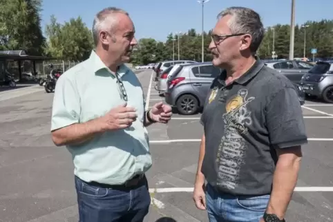 Alexander Ulrich (links) und Markus Becker bei der Betriebsversammlung Ende August, in der über die Schließung von GKN informier