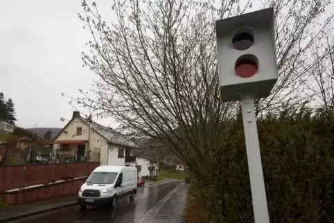 Blitzerattrappe in einem Garten der Westerwaldgemeinde Ettersdorf.