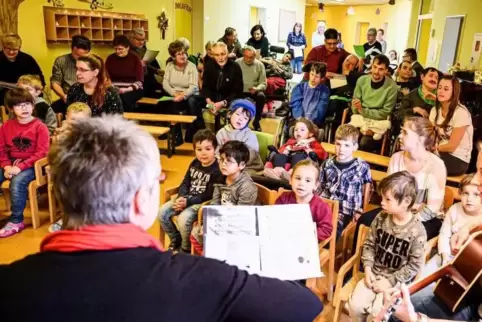 „Macht hoch die Tür, das Tor macht weit“, sangen Kinder, zu Betreuende, Angestellte und Gäste im Heilpädagogisch Therapeutischen