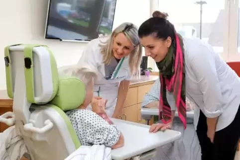 Tamara Nikolic (links) und Ana Durovic fühlen sich in der Südpfalz wohl.