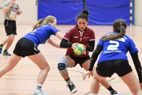 Das Halbfinale der B-Jugend mit den Bellheimerinnen Vanessa Bauchhenß (links) und Zoe Hesse und, im Angriff, der Wörtherin Qérèn