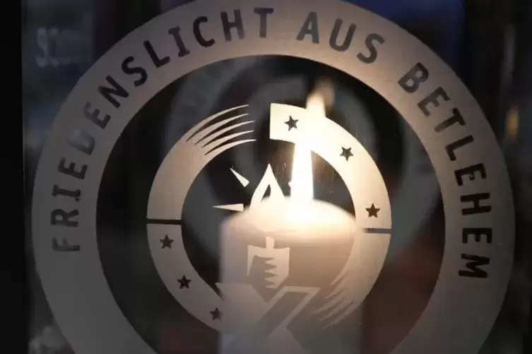 Gemeinschaftsaktion: Christliche und muslimische Pfadfinder holen das Friedenslicht ab.