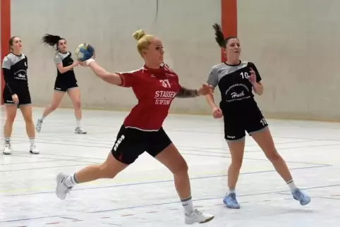 Yvonne Rolland (links) ist Dreh- und Angelpunkt im Spiel der TSG Friesenheim. Sie lernte beim TV Dannstadt Handball zu spielen.