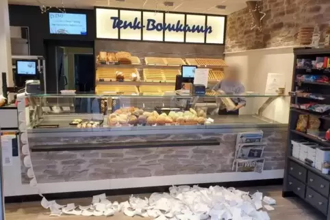 Ein Bäcker in Nordrhein-Westfalen demonstriert, wie viele Kassenzettel innerhalb von zwei Tagen anfallen.