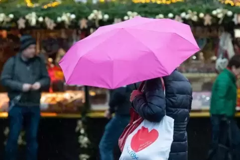 Mit dem Regenschirm auf dem Weihnachtsmarkt.