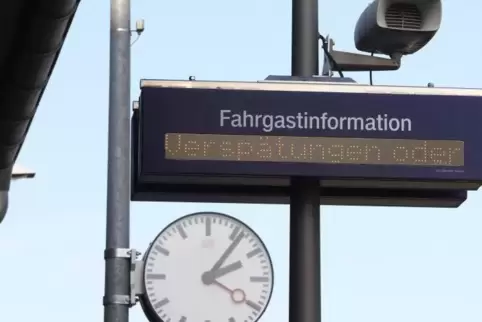 Die Fahrgäste wurden am Dienstag unter anderem über die Anzeige am Windener Bahnhof informiert.