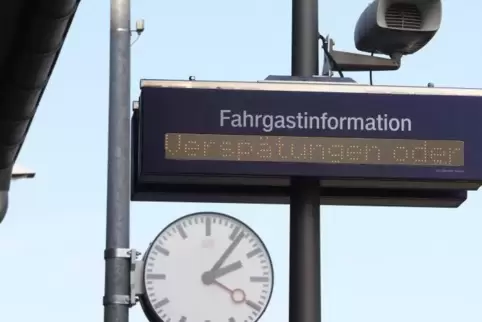 Die Fahrgäste wurden am Dienstag unter anderem über die Anzeige am Windener Bahnhof informiert. 