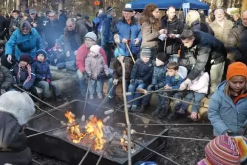 Kommt immer gut an: das Stockbrotbacken über offenem Feuer.
