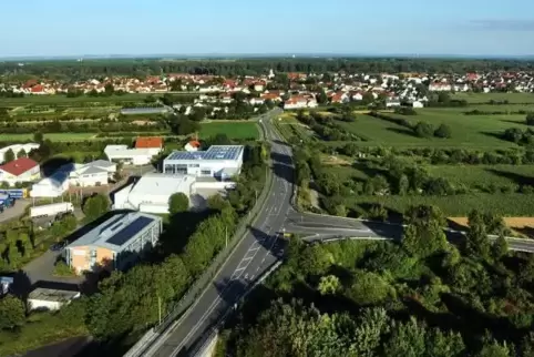 Hier soll das neue Gewerbegebiet entstehen: südlich der Straße in Richtung Dudenhofen neben der B9-Abfahrt.