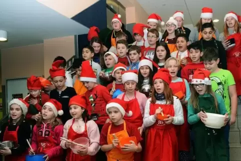 Ganz weihnachtlich präsentierten sich die Fünftklässler.