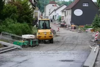 Die Straße ist im dritten Bauabschnitt (im Hintergrund) mittlerweile auch asphaltiert, unter anderem fehlen aber noch die Gehweg