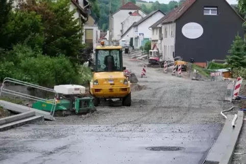 Die Straße ist im dritten Bauabschnitt (im Hintergrund) mittlerweile auch asphaltiert, unter anderem fehlen aber noch die Gehweg