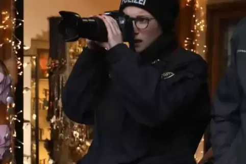 Eine Polizisten schießt am Samstag Bilder auf dem Stiftsplatz.