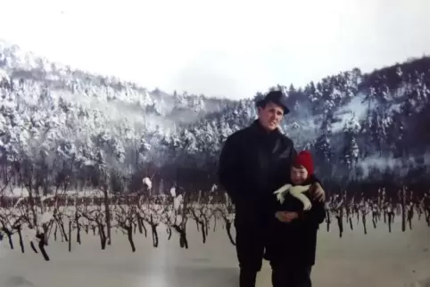 Das Bild zeigt Edwin Schäfer mit seiner inzwischen verstorbenen Tochter Heidi.